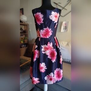Pre-owned Floral Dress. Good Condition. No stain or tear. No belt included.